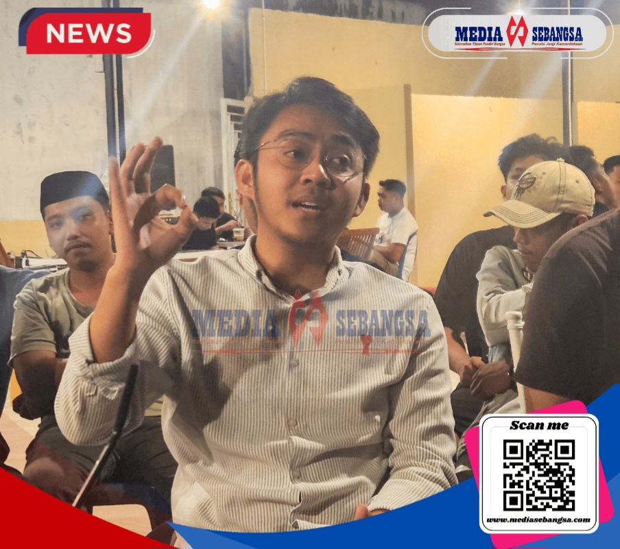 Ismail Bachtiar memaparkan soalan Politeknik Bombana saat jumpa pers di salah satu coffe shop di wilayah Rumbia (Bombana)