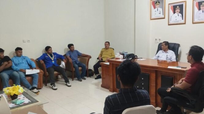 Man Arfah (Sekda Bombana) saat menerima peserta aksi di ruangannya