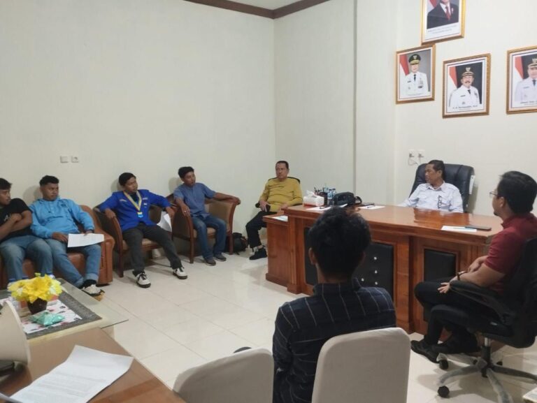 Man Arfah (Sekda Bombana) saat menerima peserta aksi di ruangannya