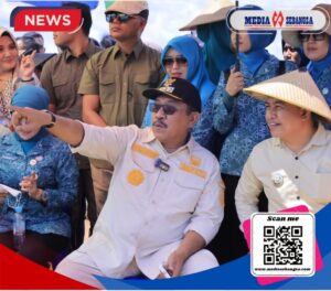 Bupati Bombana (Burhanuddin) bersama Ahmad Yani (Wakil Bupati) Bombana saat menghadiri Panen Raya Kelompok Tani Matiro Bulu di Dusun Lababu, Desa Tinabite, Kecamatan Lantari Jaya, Minggu (20/4/2025)