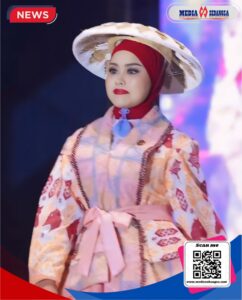 Fatmawati Kasim Marewa, Ketua Dekranasda Kabupaten Bombana saat tampil dalam fashion show dengan memakai pakaian motif Rapa Dara (kepala kuda) di kolaka dalam pembukaan perayaan Hari Jadi ke-61 Provinsi Sulawesi Tenggara, Kamis (24/4/2025).