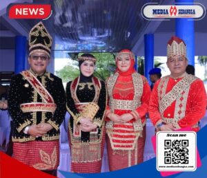 Pasangan Bupati dan Wakil Bupati Bombana, bersama istri masing-masing, tampil serasi mengenakan pakaian adat Moronene dalam upacara peringatan HUT Sultra ke-61 di Kolaka.