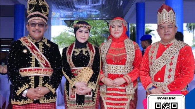 Pasangan Bupati dan Wakil Bupati Bombana, bersama istri masing-masing, tampil serasi mengenakan pakaian adat Moronene dalam upacara peringatan HUT Sultra ke-61 di Kolaka.