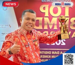 H. Sunandar Rahim, M.M.Kes, sesaat setelah menerima penghargaan Top BUMD Awards 2025 di Jakarta (sumber foto : KOMINFO Bombana)