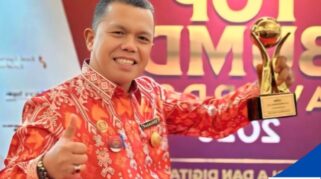 H. Sunandar Rahim, M.M.Kes, sesaat setelah menerima penghargaan Top BUMD Awards 2025 di Jakarta (sumber foto : KOMINFO Bombana)