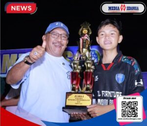 H. Burhanuddin (Bupati Bombana) saat menyerahkan piala kejuaraan
