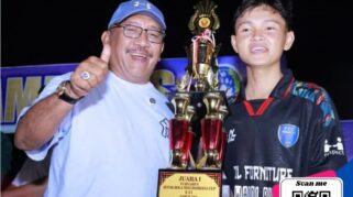 H. Burhanuddin (Bupati Bombana) saat menyerahkan piala kejuaraan
