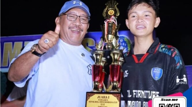 H. Burhanuddin (Bupati Bombana) saat menyerahkan piala kejuaraan