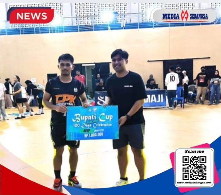 Sulfan Sultani Burhanuddin (kanan) saat menyerahkan hadiah pemenang