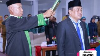 Sahrun saat dilantik sebagai Penjabat Sekda Bombana oleh Bupati Ir. H. Burhanuddin, M.Si di Aula Auditorium Tanduale, Selasa (30/6/2025).