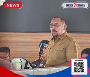 Burhanuddin, Bupati Bombana saat memberikan sambutan terhadap kelompok tani penerima bantuan Alsintan di Paviliun Rujab Bupati