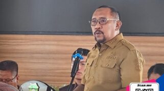 Burhanuddin, Bupati Bombana saat memberikan sambutan terhadap kelompok tani penerima bantuan Alsintan di Paviliun Rujab Bupati